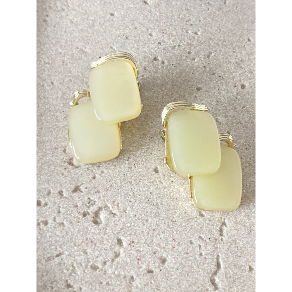 Vintage LISNER Thermoset Clip On Earrings In Creamy Lemon Square Cabachon Mod
